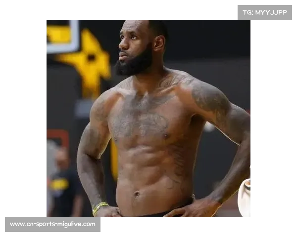 詹姆斯健身照引争议肌肉线条厚实却因胸腹部不够明显被热议